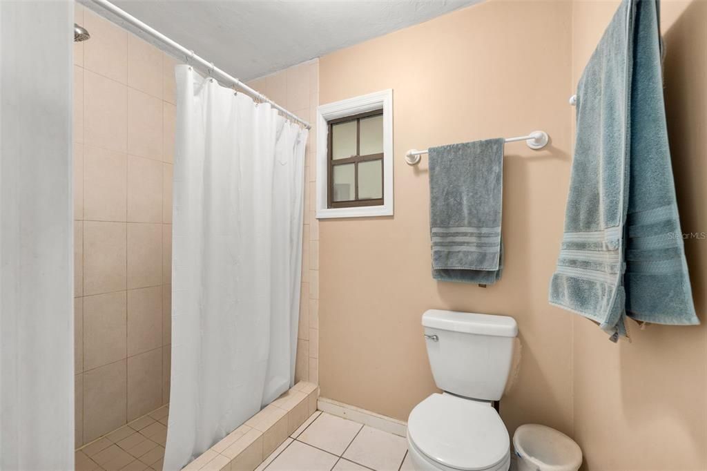 Activo con contrato: $380,000 (3 camas, 2 baños, 1900 Pies cuadrados)