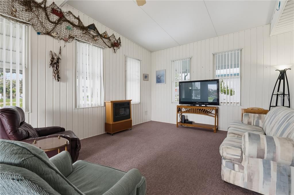 For Sale: $125,000 (3 beds, 1 baths, 768 Square Feet)