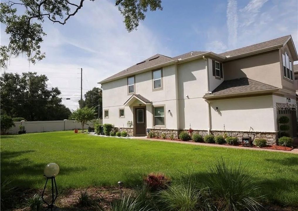 For Rent: $2,585 (3 beds, 2 baths, 1555 Square Feet)
