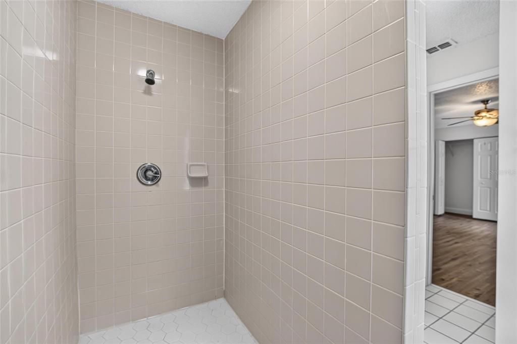 合同活跃: $489,900 (5 贝兹, 3 浴室, 3171 平方英尺)