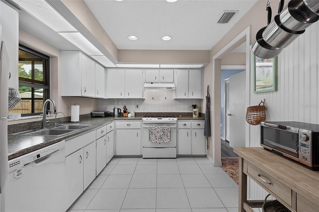 For Sale: $299,900 (3 beds, 2 baths, 1515 Square Feet)