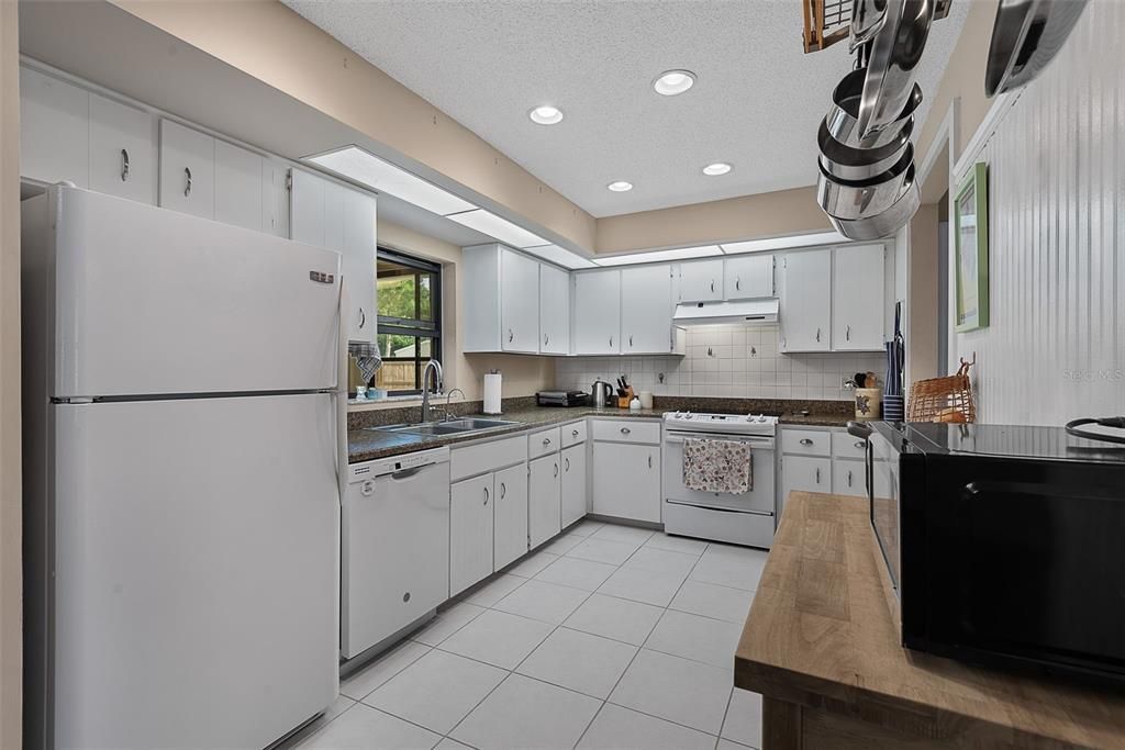 For Sale: $299,900 (3 beds, 2 baths, 1515 Square Feet)