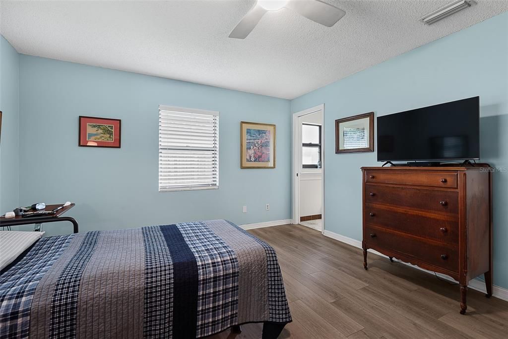 For Sale: $299,900 (3 beds, 2 baths, 1515 Square Feet)