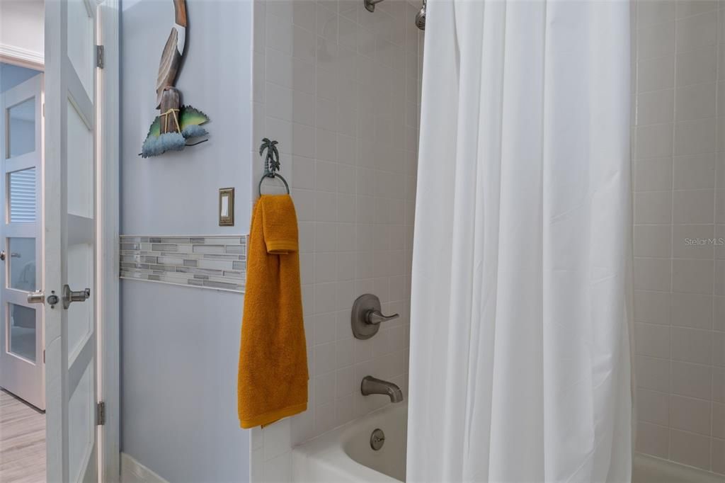 For Sale: $199,900 (2 beds, 2 baths, 1008 Square Feet)