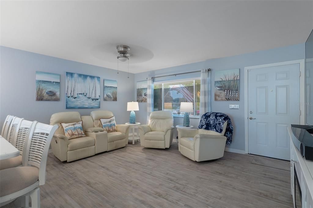 For Sale: $199,900 (2 beds, 2 baths, 1008 Square Feet)