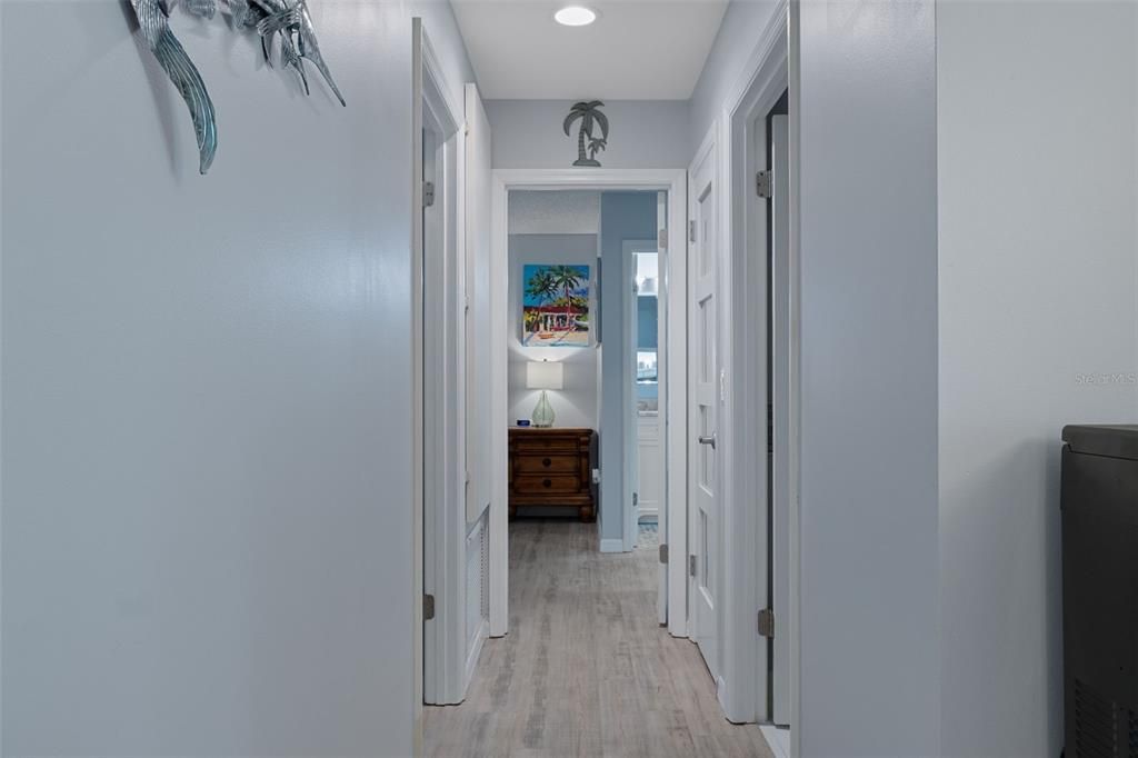 For Sale: $199,900 (2 beds, 2 baths, 1008 Square Feet)