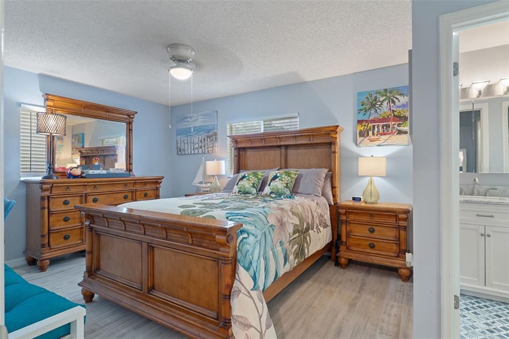 For Sale: $199,900 (2 beds, 2 baths, 1008 Square Feet)