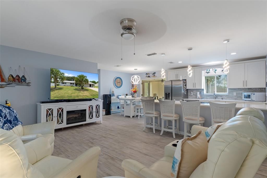For Sale: $199,900 (2 beds, 2 baths, 1008 Square Feet)