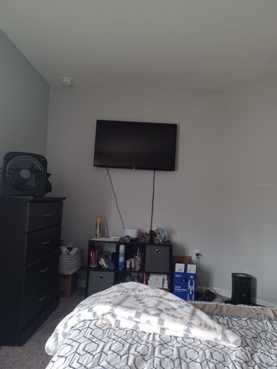 For Rent: $950 (1 beds, 1 baths, 1713 Square Feet)