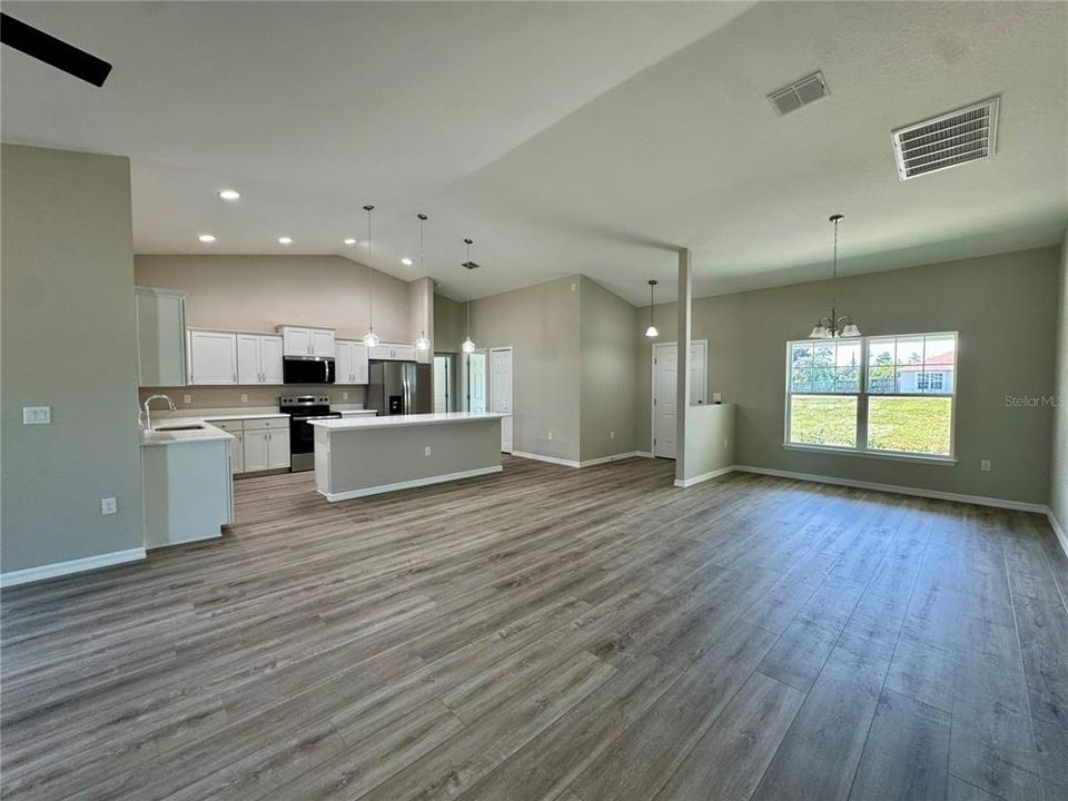 For Sale: $385,000 (4 beds, 2 baths, 1927 Square Feet)