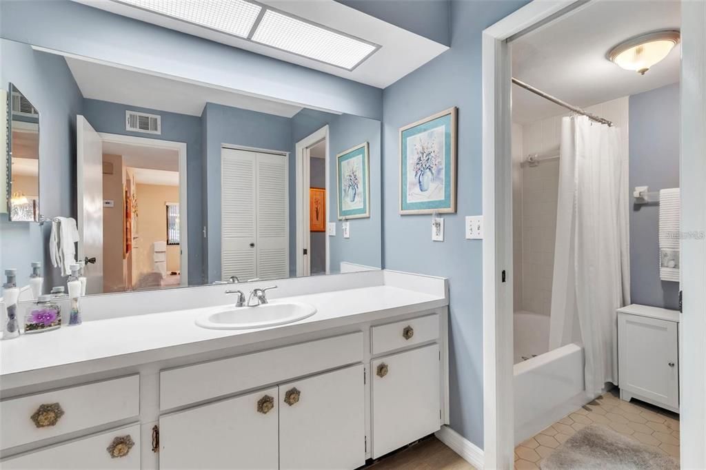For Rent: $2,000 (2 beds, 2 baths, 1380 Square Feet)