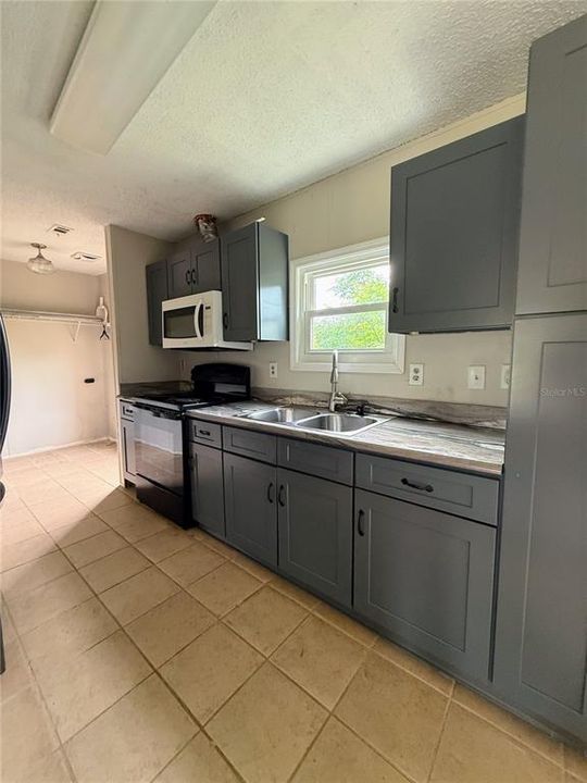 For Sale: $281,000 (3 beds, 2 baths, 1056 Square Feet)