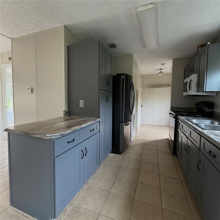 For Sale: $281,000 (3 beds, 2 baths, 1056 Square Feet)
