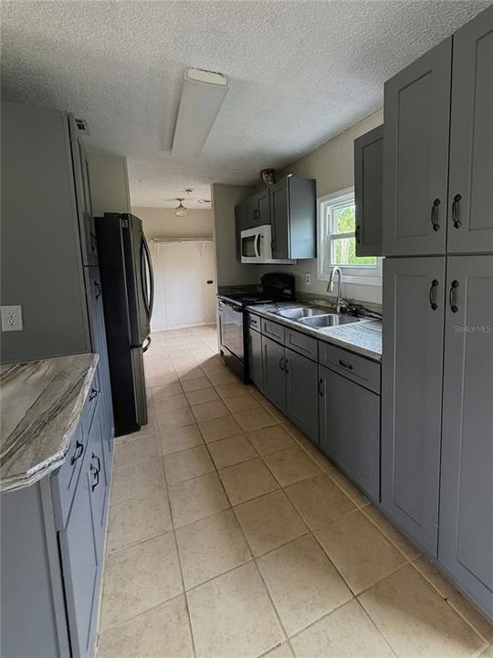 For Sale: $281,000 (3 beds, 2 baths, 1056 Square Feet)