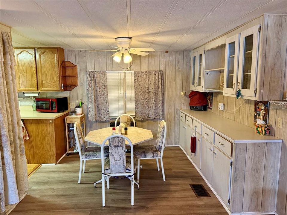 На продажу: $125,000 (2 спален, 2 ванн, 960 Квадратных фут)