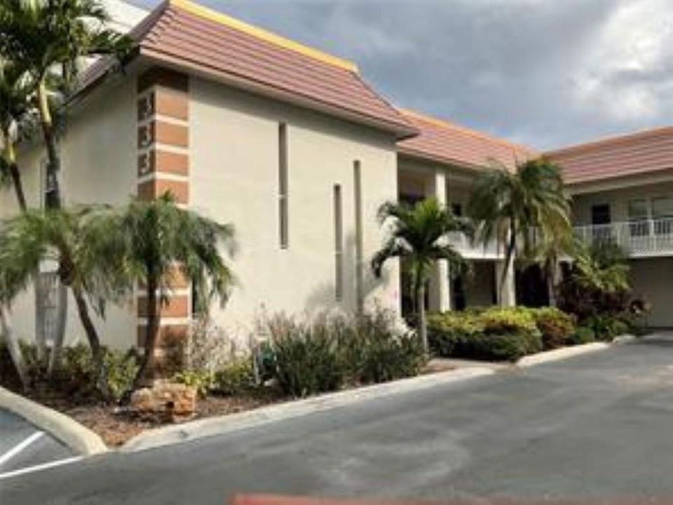 For Rent: $3,000 (2 beds, 2 baths, 971 Square Feet)