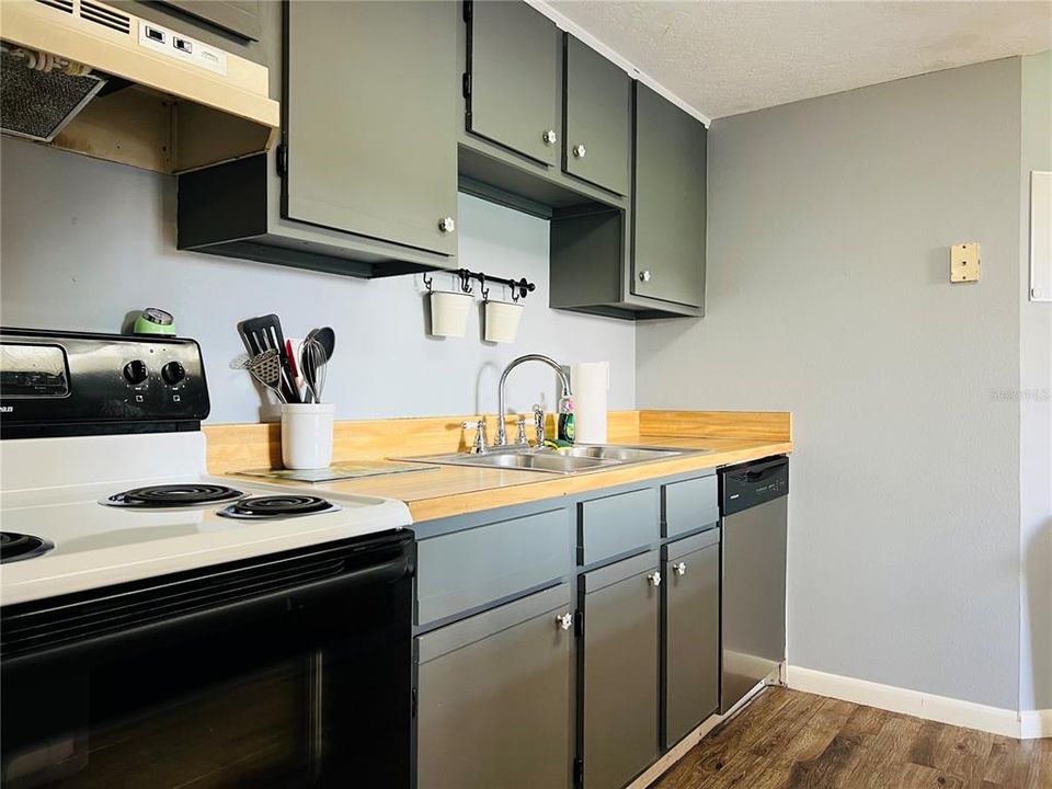 For Rent: $1,450 (2 beds, 2 baths, 960 Square Feet)