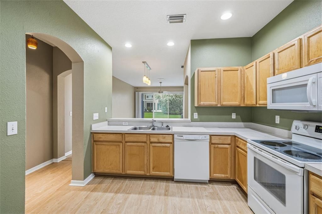 For Sale: $319,000 (2 beds, 2 baths, 1272 Square Feet)
