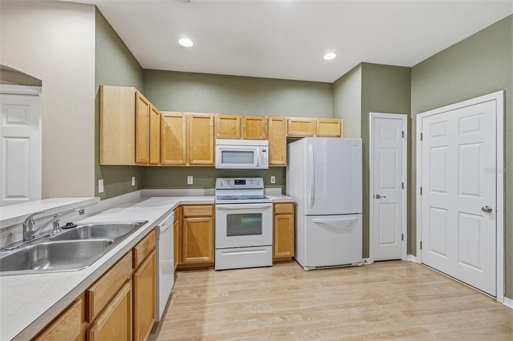 For Sale: $319,000 (2 beds, 2 baths, 1272 Square Feet)