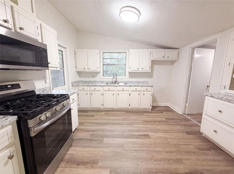 For Sale: $220,000 (4 beds, 2 baths, 1432 Square Feet)