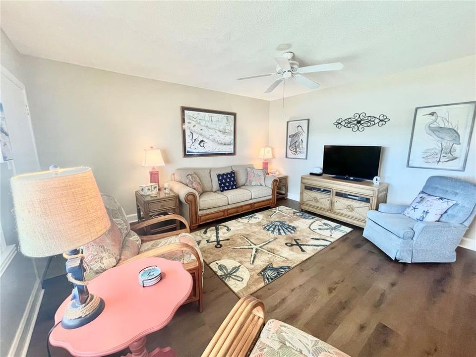 For Sale: $102,500 (2 beds, 1 baths, 816 Square Feet)