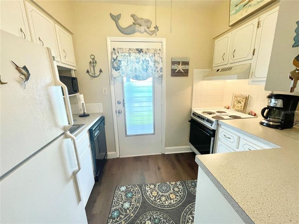 For Sale: $102,500 (2 beds, 1 baths, 816 Square Feet)