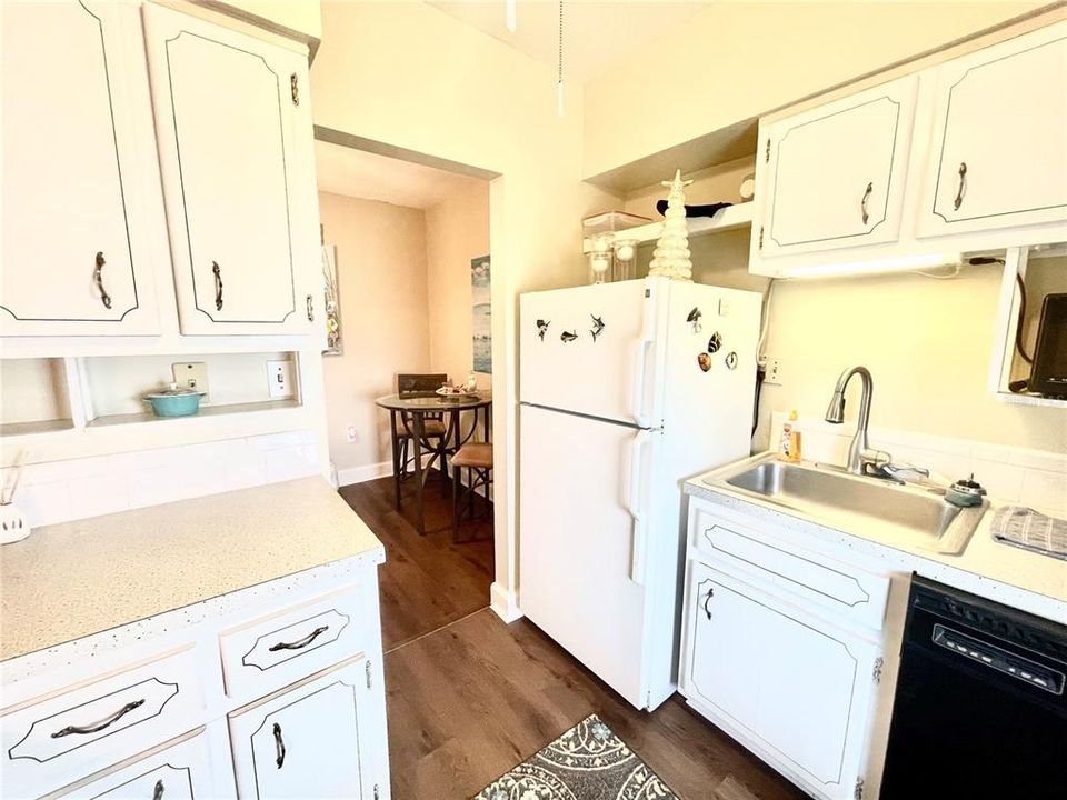 For Sale: $102,500 (2 beds, 1 baths, 816 Square Feet)