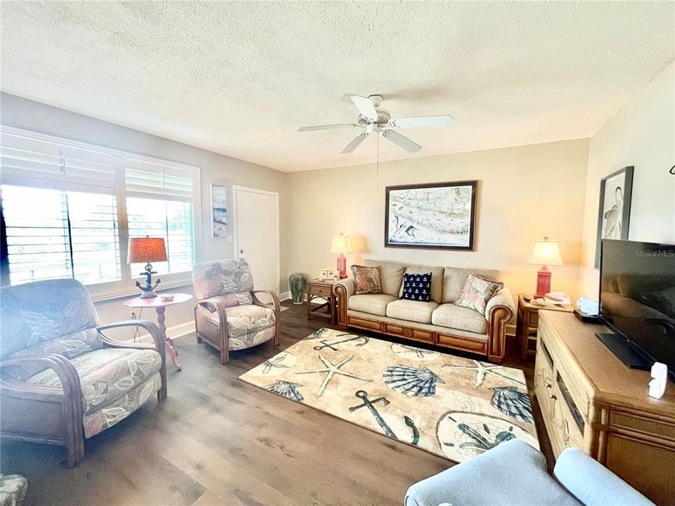 For Sale: $102,500 (2 beds, 1 baths, 816 Square Feet)