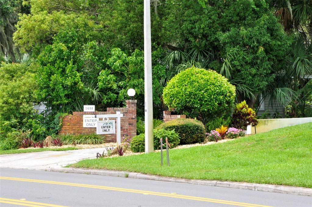 For Sale: $102,500 (2 beds, 1 baths, 816 Square Feet)