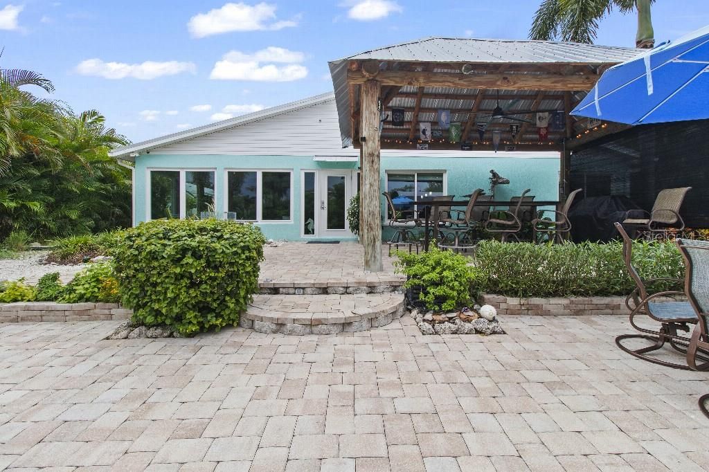 For Sale: $819,000 (3 beds, 2 baths, 2320 Square Feet)