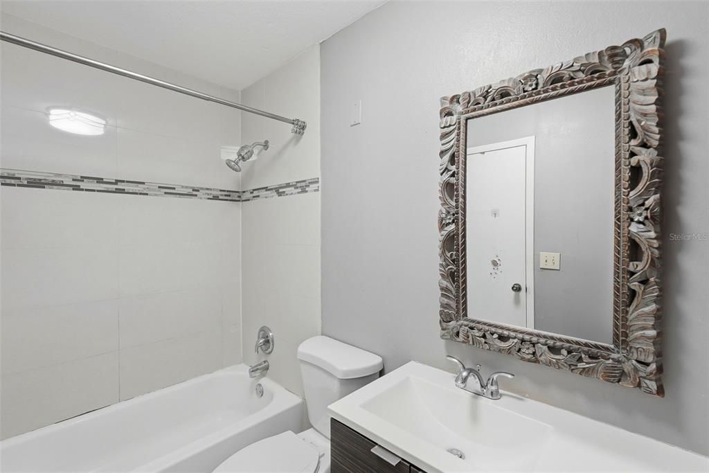 For Rent: $1,400 (2 beds, 1 baths, 800 Square Feet)