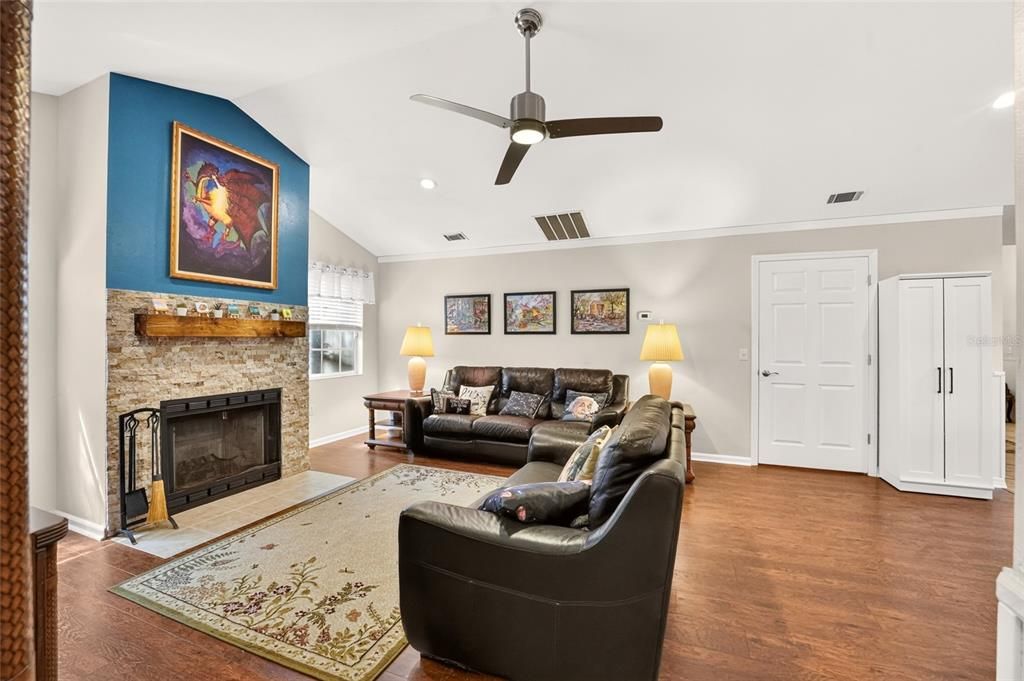 For Sale: $425,000 (3 beds, 2 baths, 1968 Square Feet)