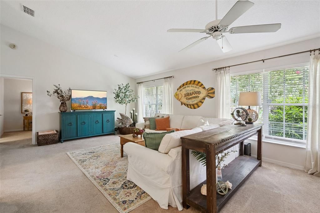 For Sale: $375,000 (2 beds, 2 baths, 1514 Square Feet)