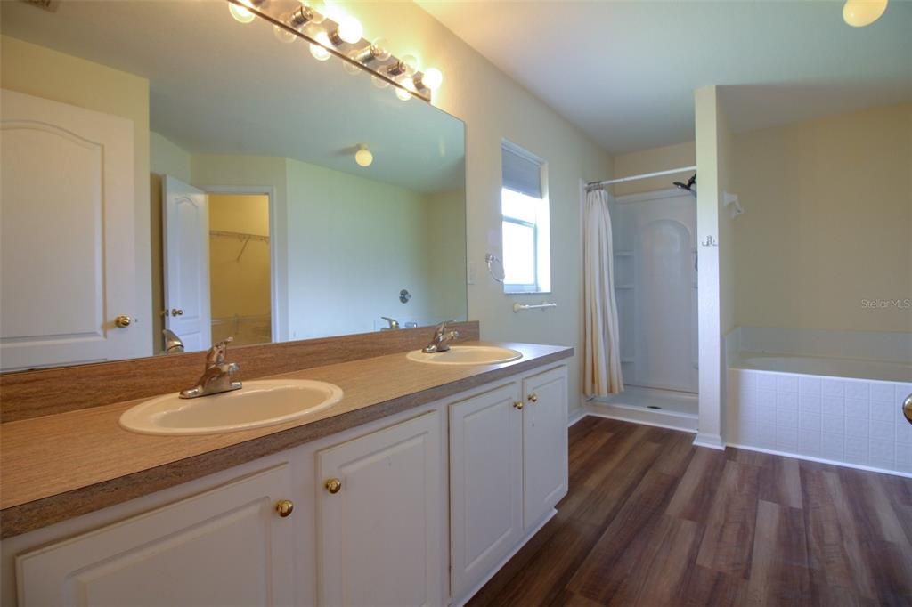 For Rent: $2,450 (4 beds, 3 baths, 2116 Square Feet)