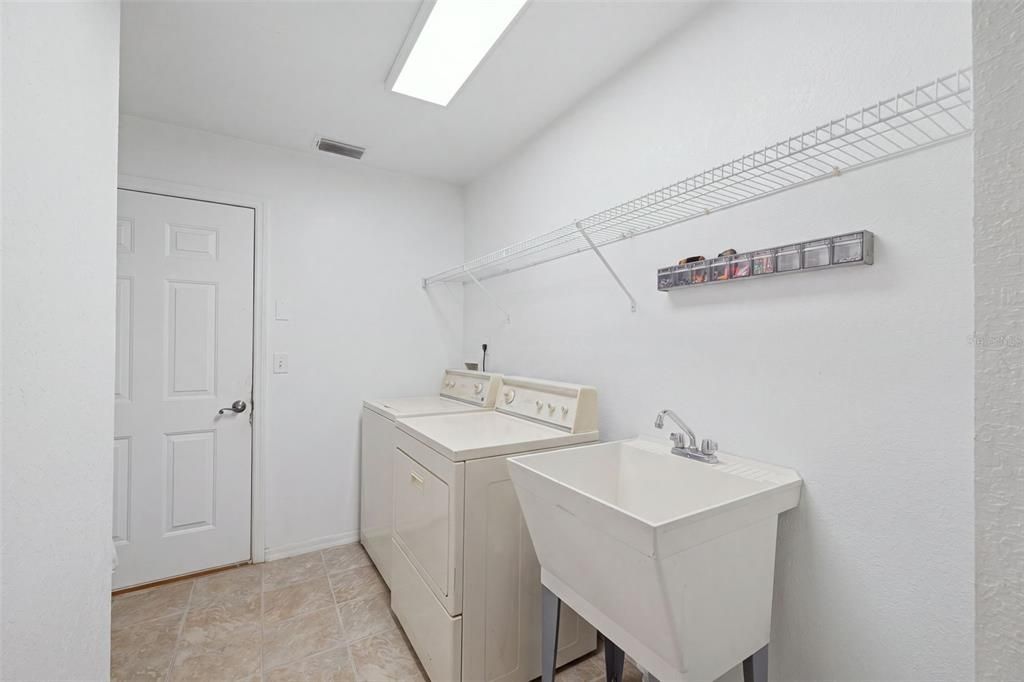 For Sale: $380,000 (3 beds, 2 baths, 1799 Square Feet)