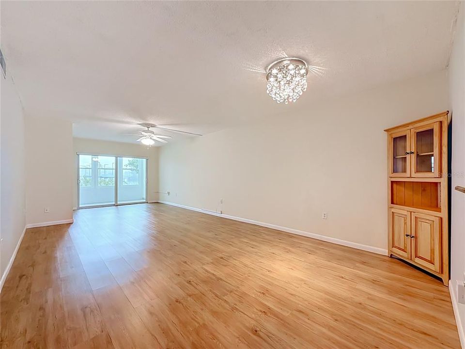 For Sale: $143,000 (2 beds, 1 baths, 1028 Square Feet)