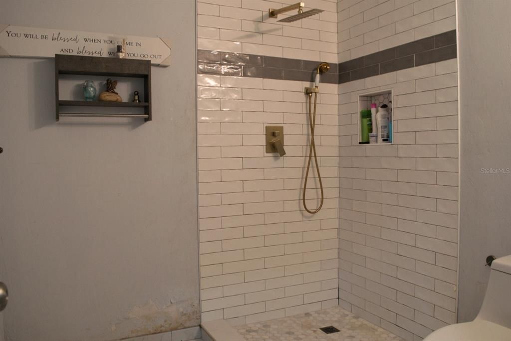For Sale: $250,000 (3 beds, 2 baths, 828 Square Feet)