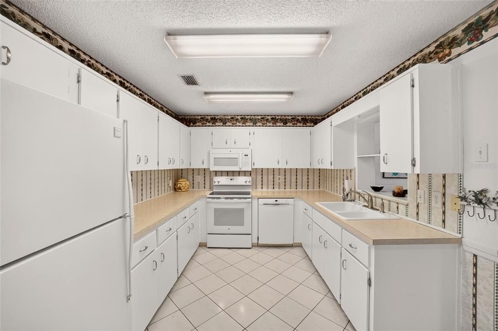 For Sale: $124,900 (2 beds, 2 baths, 1366 Square Feet)
