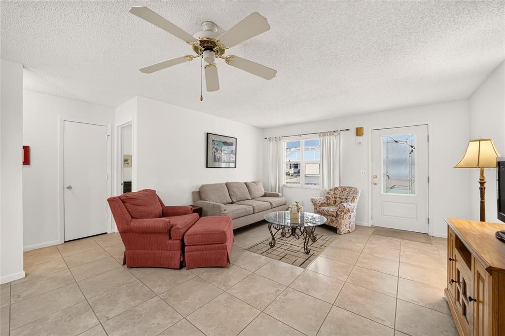 For Sale: $124,900 (2 beds, 2 baths, 1366 Square Feet)