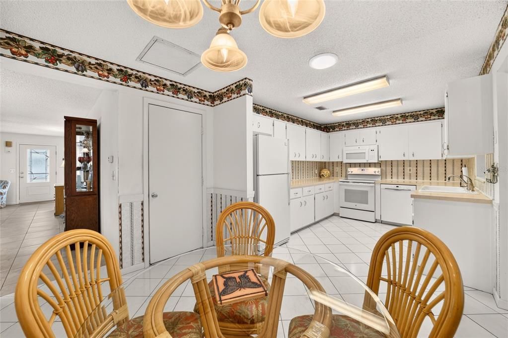 For Sale: $124,900 (2 beds, 2 baths, 1366 Square Feet)