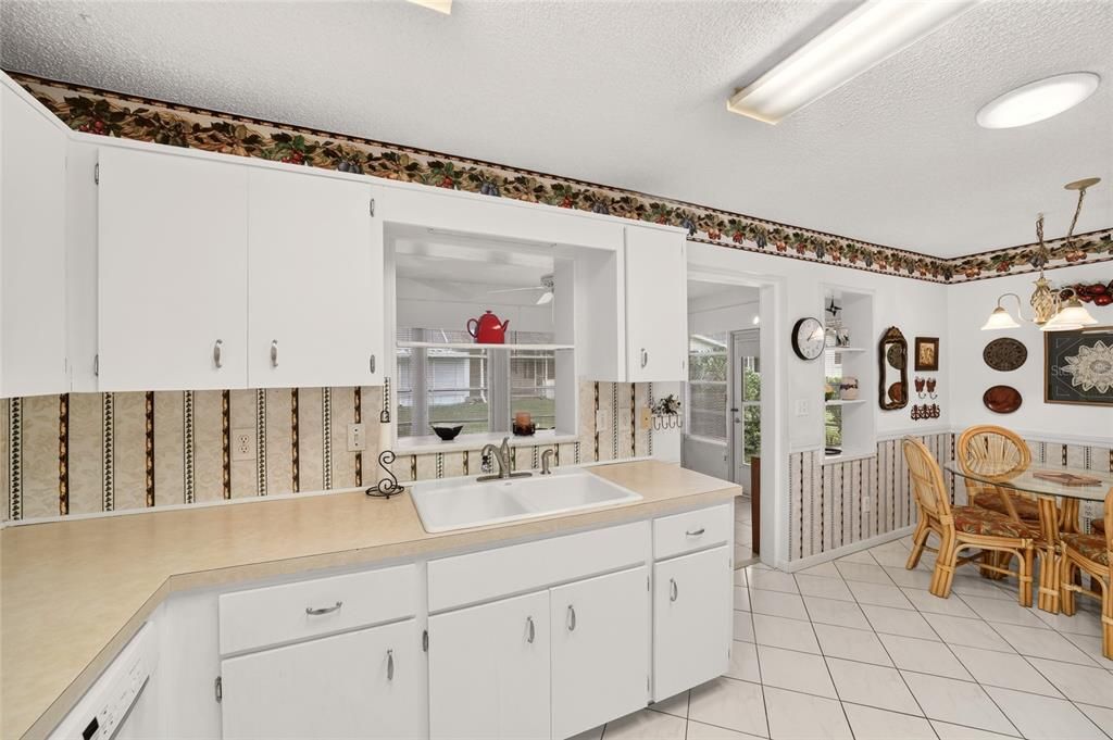 For Sale: $124,900 (2 beds, 2 baths, 1366 Square Feet)