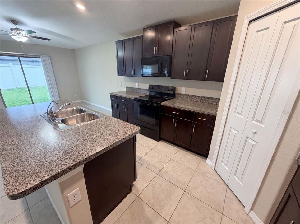 En Venta: $325,000 (4 camas, 2 baños, 1918 Pies cuadrados)