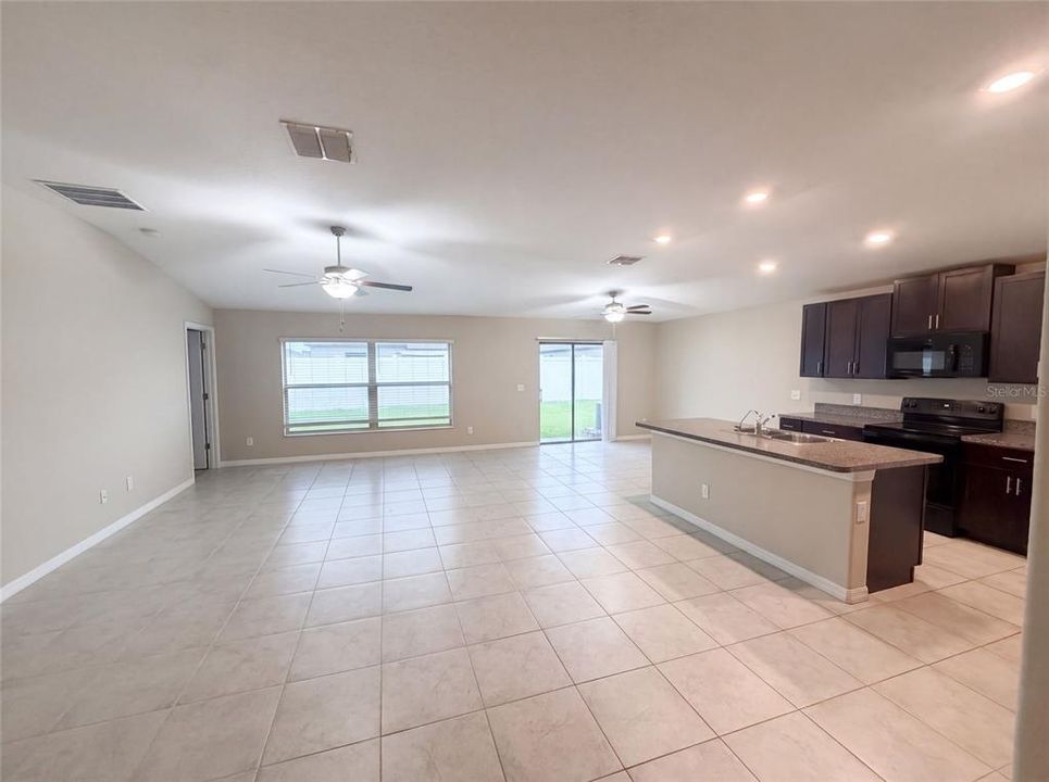 En Venta: $325,000 (4 camas, 2 baños, 1918 Pies cuadrados)