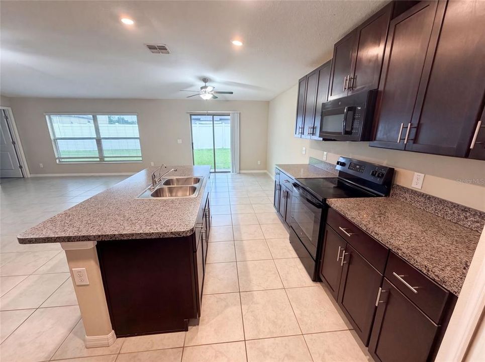 En Venta: $325,000 (4 camas, 2 baños, 1918 Pies cuadrados)