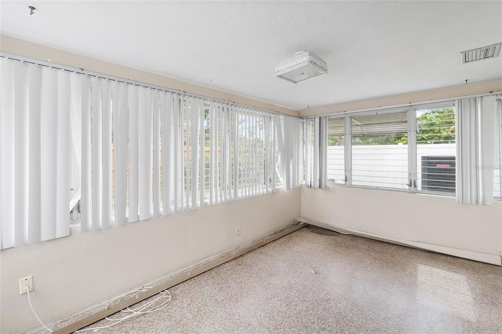 Activo con contrato: $375,000 (3 camas, 2 baños, 1382 Pies cuadrados)