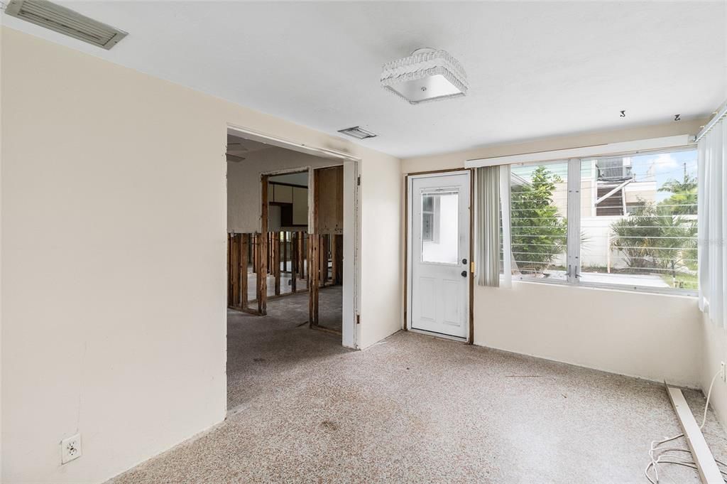 Activo con contrato: $375,000 (3 camas, 2 baños, 1382 Pies cuadrados)