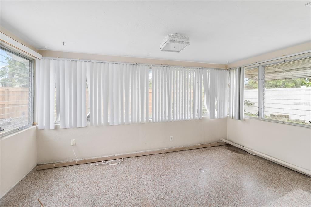 Activo con contrato: $375,000 (3 camas, 2 baños, 1382 Pies cuadrados)