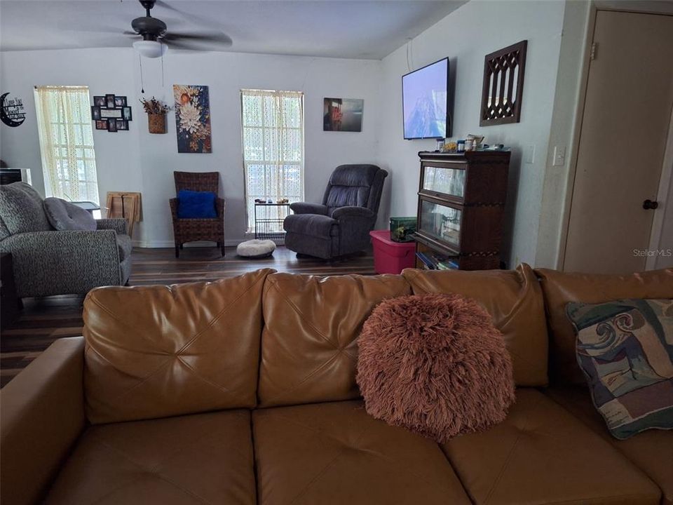 For Sale: $375,000 (3 beds, 3 baths, 2114 Square Feet)
