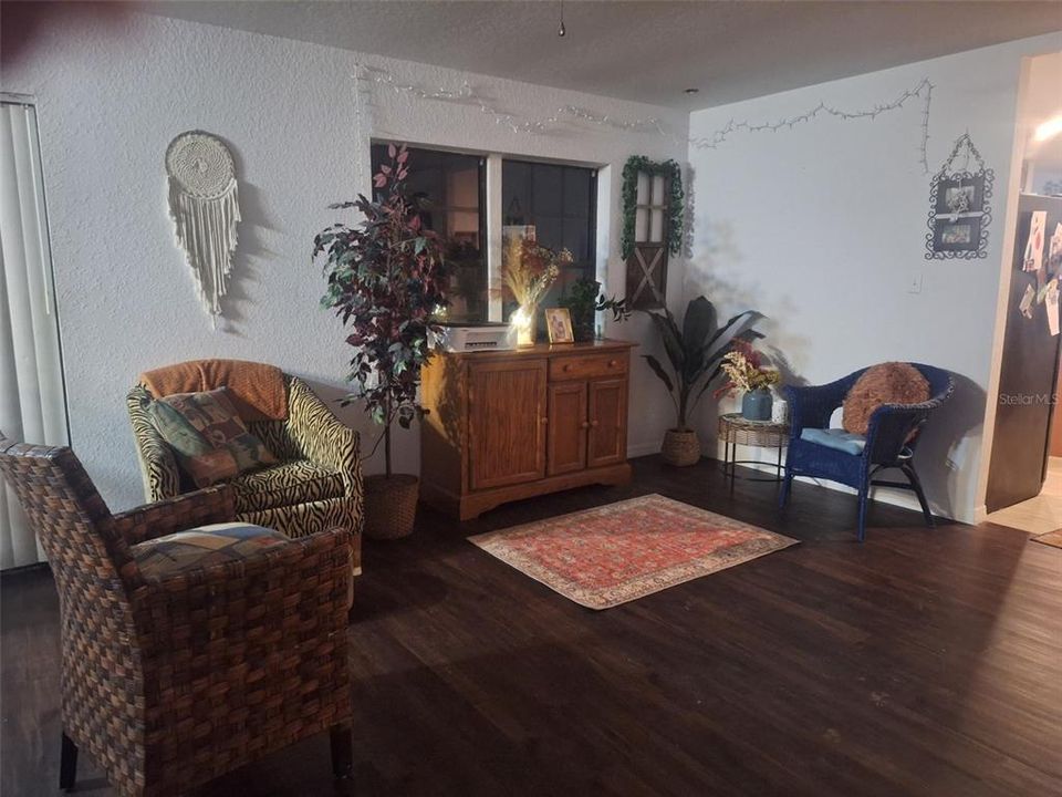 For Sale: $375,000 (3 beds, 3 baths, 2114 Square Feet)