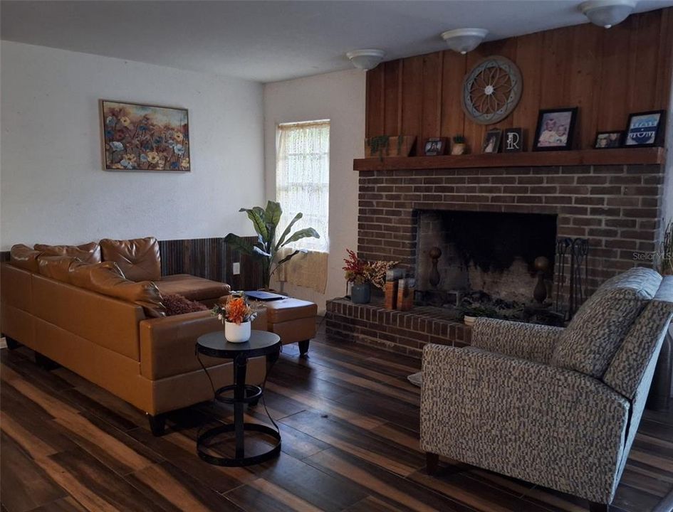 For Sale: $375,000 (3 beds, 3 baths, 2114 Square Feet)